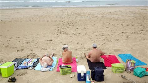 fotos desnudas en la playa|Atrévete a desnudarte: 20 de las mejores playas nudistas del。